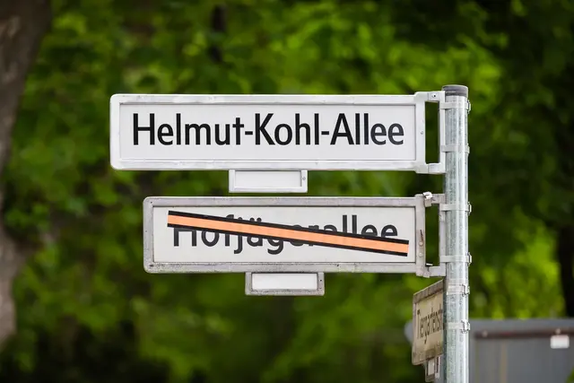 In Berlin trägt eine Allee nun den Namen von Helmut Kohl. | Foto: Christoph Soeder/dpa