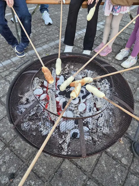 Kinder bereiteten freudig ihr Stockbrot zu | Foto:  |MKanoffsky