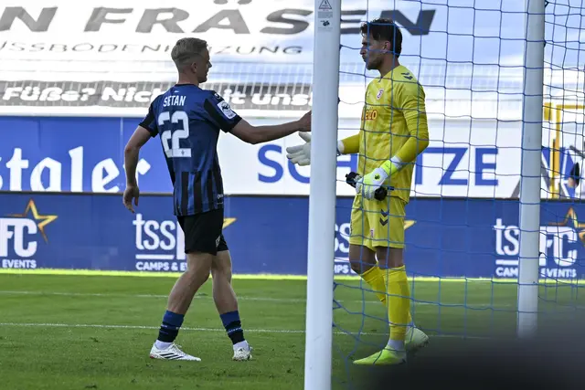 Waldhofs Janne Sietan spricht Regensburgs Torwart Julian Pollersbeck nach dem Eigentor Trost zu.
 | Foto: Ruffler/PIX-Sportfotos