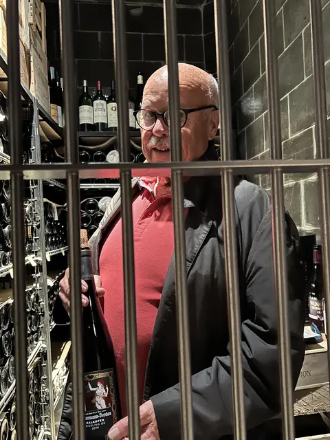 Geschäftsführer Willi Behr beim persönlichen Test in einer begehbaren Weinbox | Foto: Gabriele Roth-Dietrich