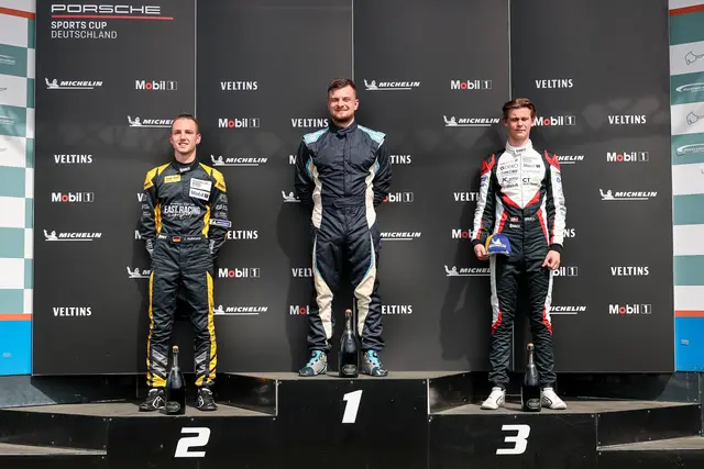 Siegerehrung der Porsche Sprint Challenge Deutschland GT3: Joel Hohmann (links), Sieger Jan Antoszewski (Mitte), Mads K. Ljungberg (links)
 | Foto: Foto: Porsche Sports Cup Deutschland
