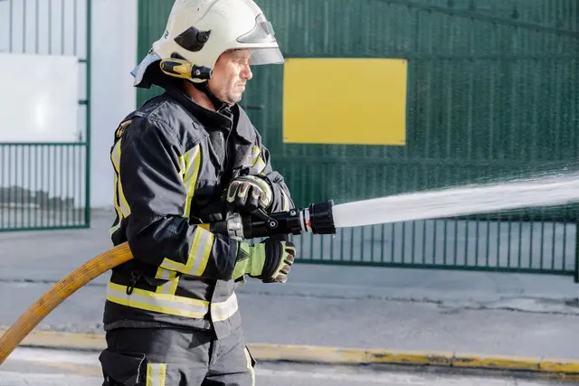 Bei einem Brand eines Kiosk-Häuschens in einem Sport- und Freizeitpark in Wiesloch wurden zwei Angestellte leicht verletzt. Vermutlich gerieten Gasflaschen in der Außengastronomie in Brand. | Foto: faustino/stock.adobe.com