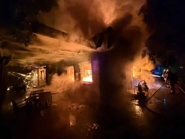 Feuerwehrleute versuchen das Flammeninferno noch zu löschen, jedoch ohne Erfolg.  | Foto: Feuerwehr Speyer/dpa