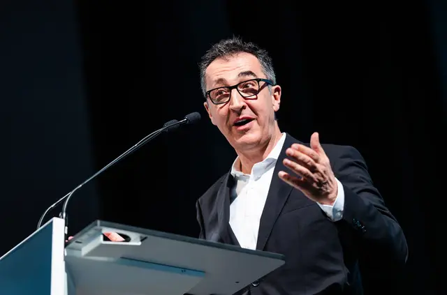 Als ehemaliger Landwirtschaftsminister kennt sich Özdemir mit Streit in der Bundesregierung aus.  | Foto: Christoph Schmidt/dpa