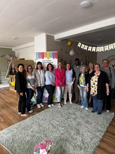Rosa Valenti, Vertretein Angela MAgdanz, Vertreterin Anja Beyrouti und Diana Fabro, Gastgeberin der Kindertagespflege Im grünen Häuschen,  Wilhelma Metzler (CDU), Landtagsabgeordneter Raymond Höptner, Bianca Pfeffer, Silja Seifert , Fachberaterin Stephanie Oberbeck | Foto: D.F.
