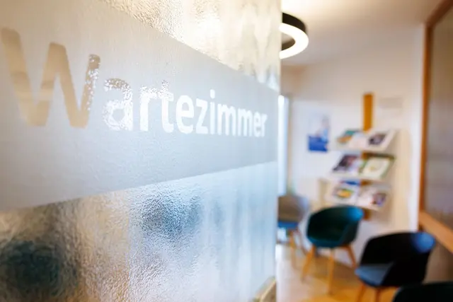 Kommt es durch das Gesundheitssparpaket zu weiteren Terminengpässen und längeren Wartezeiten? Die Kassenärzte warnen davor. (Symbolbild) | Foto: Daniel Karmann/dpa