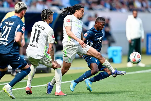 Hoffenheims Bazoumana Touré (rechts) macht Druck gegen Werder  | Foto: Uwe Anspach/dpa