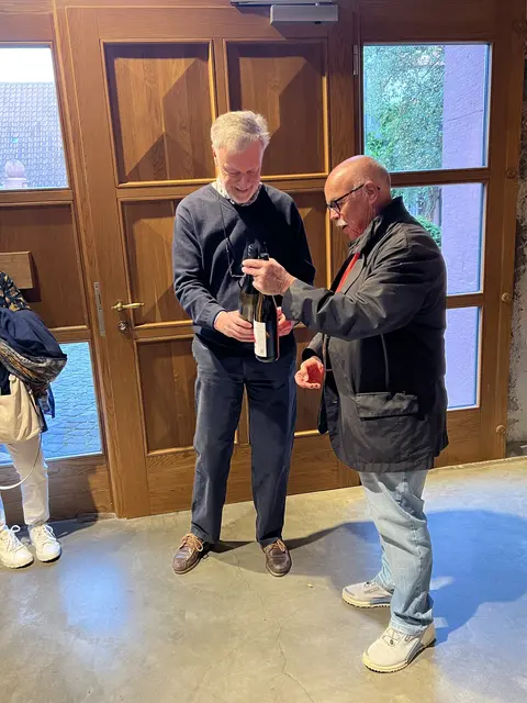 Geschäftsführer Willi Behr überreicht als Dankeschön Ruländer-Wein aus Speyer | Foto: Gabriele Roth-Dietrich