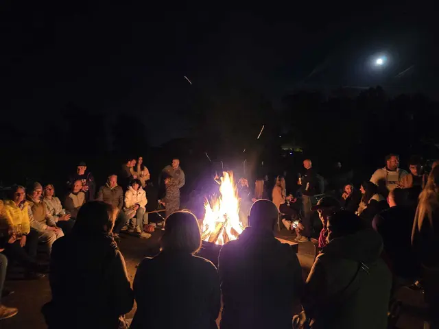 Am Abend waren die Plätze rar rund um die wärmende Grillstelle | Foto: |MKanoffsky