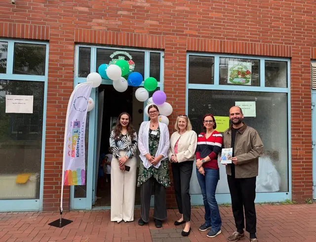 Gastgeberin von der Kinderbetreuung die Gräfenaufrösche Zeinab Alaskar, Fachberaterin Anja Göschl Weers, MdL Marion Schneid(CDU) , Vertreterin Angela Magdanz, Ortsvorsteher und Stv. Vorsitzender des Jugendhilfeausschusses Osman Gürsoy | Foto: D.F.
