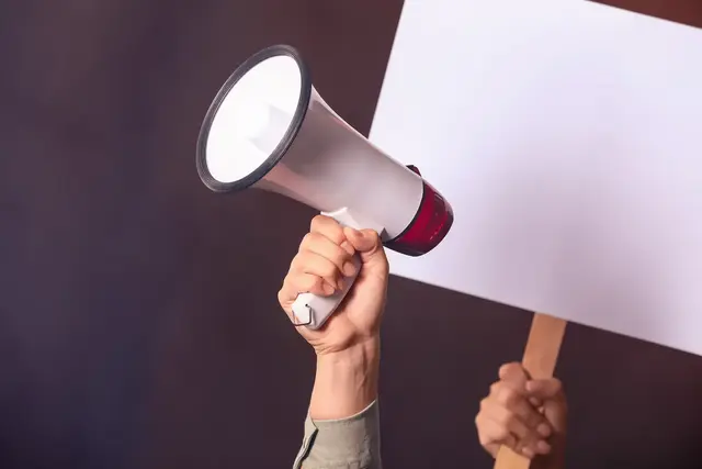 Wer am Montag, 11. Mai, oder am Dienstag, 12. Mai, auf Telekom-Service angewiesen ist, muss je nach Bundesland mit Verzögerungen rechnen. Der Warnstreik betrifft laut Ankündigung an beiden Tagen unterschiedliche Regionen. | Foto: Pixel-Shot/stock.adobe.com