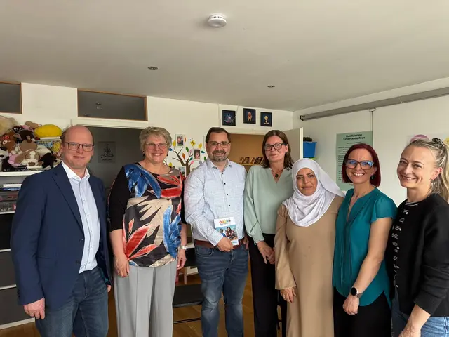 Bei der Regenbogenbandev.l.n.r.
Pascale Thümling, Marion Hoffmann-Seifert, Dezernat Lars Pletscher, Fachberaterin Anja Göschl-Weers, Gastgeberin Wafa Ouznadji, Vertreterin Angela Magdanz, Beatrice Wissner (SPD)  | Foto: D.F.