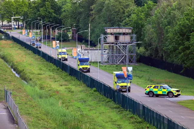 Rettungswagen erreichen den Flughafen Eindhoven. | Foto: Christoph Reichwein/dpa