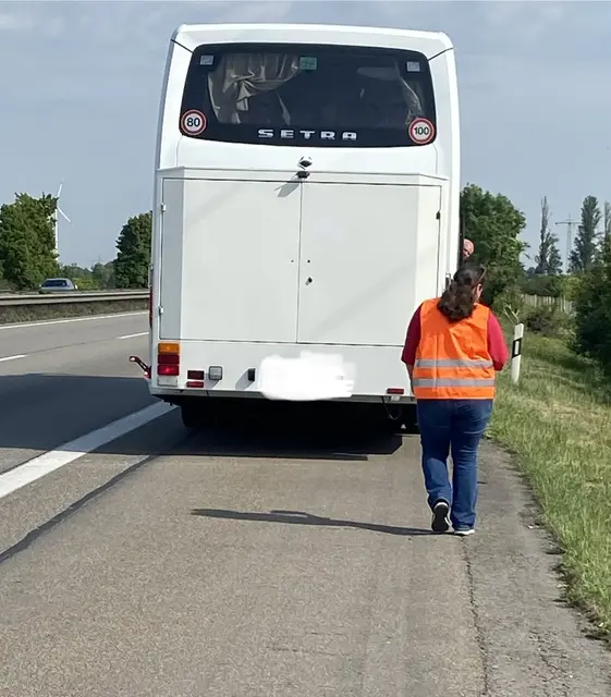 Ein Reisebus blieb auf der A61 wegen eines technischen Defekts liegen. Ein zufällig vorbeifahrender Busfahrer nahm die 27 Senioren auf und brachte sie sicher weiter. | Foto: Polizeidirektion Neustadt/Weinstraße