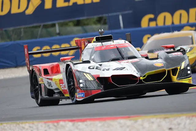 Das Siegerfahrzeug -  BMW M Hybrid V8 mit Frijns/Rast/Van Der Linde | Foto: Reuschel ( moto - foto )