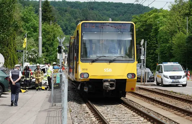 Die Stadtbahn steht am Unfallort. Im Hintergrund läuft der Einsatz. | Foto: Andreas Rosar/Andreas Rosar Fotoagentur-Stuttg/dpa