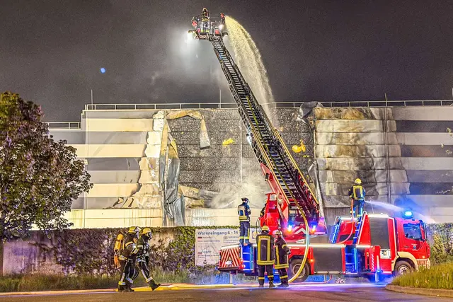 Der Brand der Fassade einer Lidl-Lagerhalle in Hüfingen hat einen hohen Schaden verursacht.  | Foto: Christian Klemm/onw-images/dpa