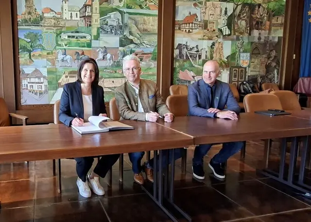 Von links: Die Vereinsvorsitzenden Antje Hochwind-Schneider (Landrätin Kyffhäuserkreis), Rainer Guth (Landrat Donnersbergkreis) und Dr. Wolfgang Peter (stv. Vorsitzender RAG Kyffhäuser e.V.) bei der Unterschrift der LEADER-Kooperationsvereinbarung | Foto: Kreisverwaltung Donnersbergkreis/gratis