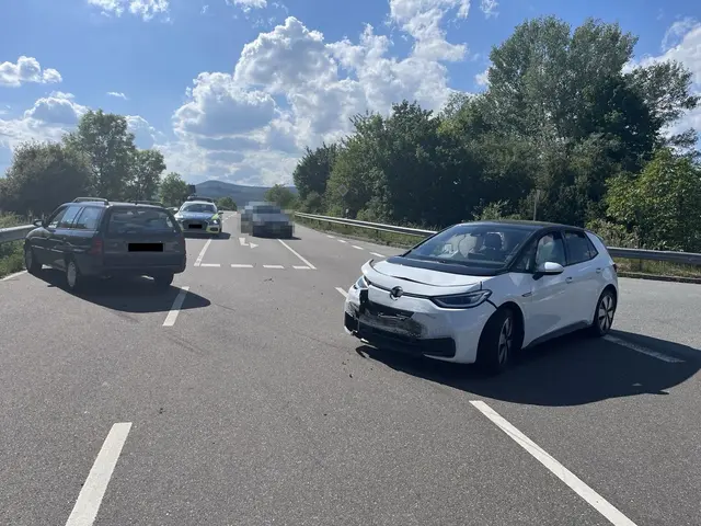 Bei einem Unfall an der Einmündung der K10 zur B271 bei Ruppertsberg wurde eine 71‑jährige Frau verletzt. Zwei Autos stießen frontal zusammen, beide Fahrzeuge mussten abgeschleppt werden. | Foto: Polizeidirektion Neustadt/Weinstraße