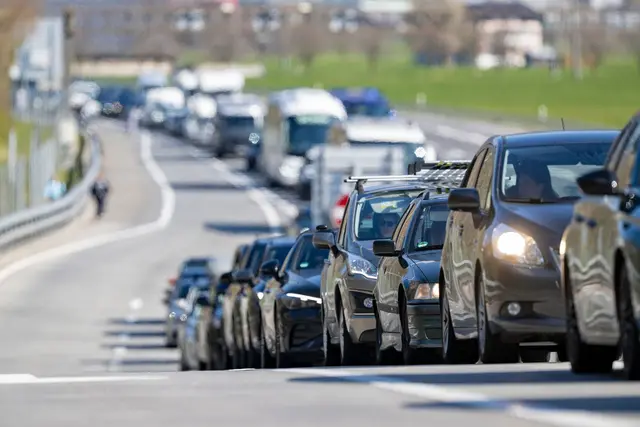 Hohe Staugefahr rund um Christi Himmelfahrt erwartet der ADAC vor allem ab Mittwoch (Symbolbild)  | Foto: Urs Flueeler/KEYSTONE/dpa