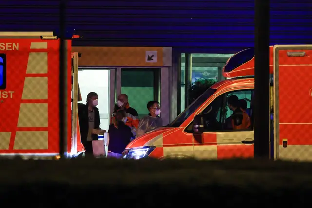 Die deutschen Passagiere wurden per Konvoi nach Frankfurt gebracht. | Foto: Christoph Reichwein/dpa