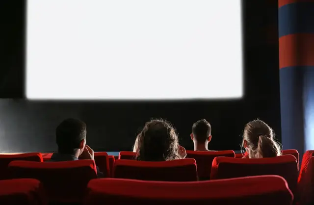 Ein Kinoabend mit Schulklasse: Auf der Leinwand laufen Kurzfilme, danach folgt der Austausch mit Fachkräften. | Foto: Pixel-Shot/stock.adobe.com