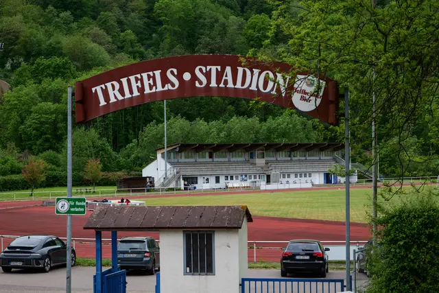 Das Trifels Stadion in Annweiler steht zwar auf der Prioritätenliste des Landkreises Südliche Weinstraße, eine zeitnahe Sanierung der in die Jahre gekommenen Sportstätte ist derzeit jedoch nicht absehbar. | Foto: Erik Stegner