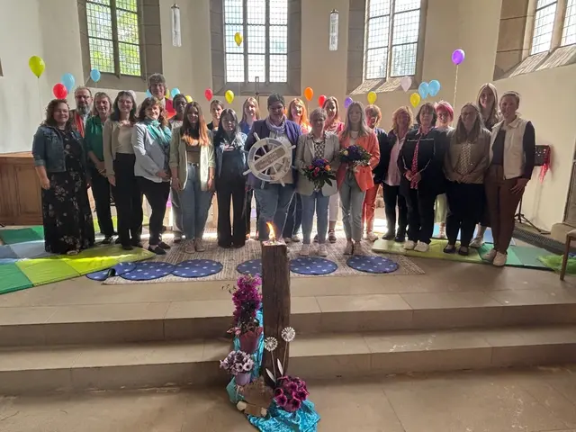 Das komplette Team einschl. Aushilfen mit der bisherigen Leiterin Hiltrud Wickertsheim sowie Pfarrer Andreas Echternkamp und Gemeindediakon Gerhard Jung bei der Übergabe des "Steuerrades" in der Prot. Kirche Alsenz an die Nachfolgerin | Foto: Kita Alsenz 