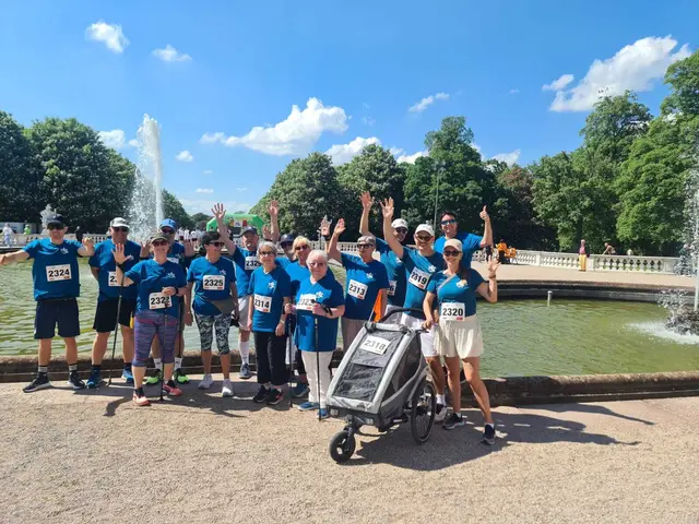 Das Team der NaturFreunde Bruchsal beim 29. Bruchsaler Hoffnungslauf in blauen T-Shirts vor Springbrunnen