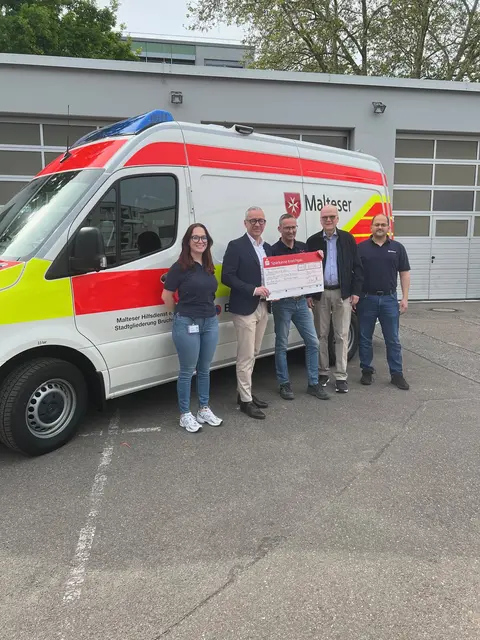 Die BürgerStiftung Bruchsal hat mitgeholfen, den neuen Krankenwagen für den MHD anzuschaffen; Pauline Bacher (MHD), Kuratoriumsvorsitzender Sven Weigt, Michael Raab (MHD), Gilbert Bürk (BürgerStiftung) und Jochen Ihle (MHD). | Foto: Gilbert Bürk
