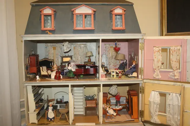 Mit diesem tollen Puppenhaus haben noch die Grafenkinder gespielt. | Foto: Hannelore Schäfer