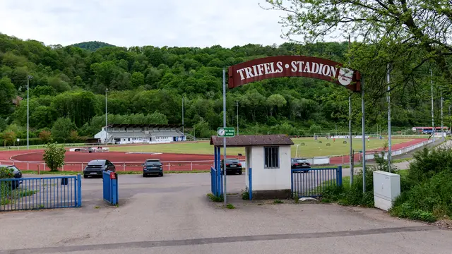 Die Zukunft des Trifels Stadions in Annweiler bleibt ungewiss. Fehlende Fördermittel und die aktuelle Priorisierung im Landkreis könnten notwendige Investitionen in die Sportstätte weiter verzögern. | Foto: Erik Stegner