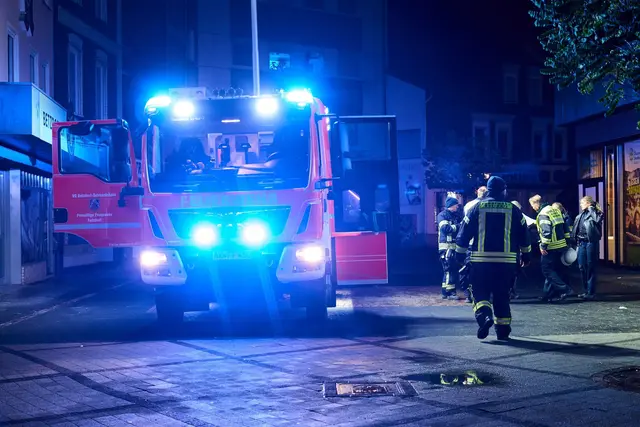 Der Brand in der ungenutzten Gaststätte konnte schnell wieder gelöscht werden. (Symbolbild)  | Foto: Sascha Ditscher/dpa