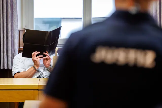 Der Angeklagte soll in Bayern einen Überfall und in Baden-Württemberg einen Einbruch begangen haben. (Symbolbild)  | Foto: Daniel Karmann/dpa