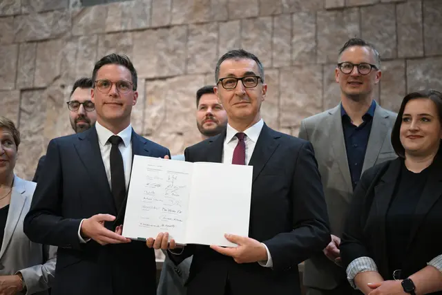 Cem Özdemir und Manuel Hagel haben den Koalitionsvertrag in Baden-Württemberg unterzeichnet. | Foto: Bernd Weißbrod/dpa