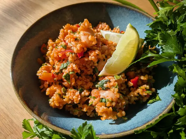 Der Bulgursalat mit reichlich Minze und Petersilie passt auch perfekt zum Grillen. | Foto: dpa