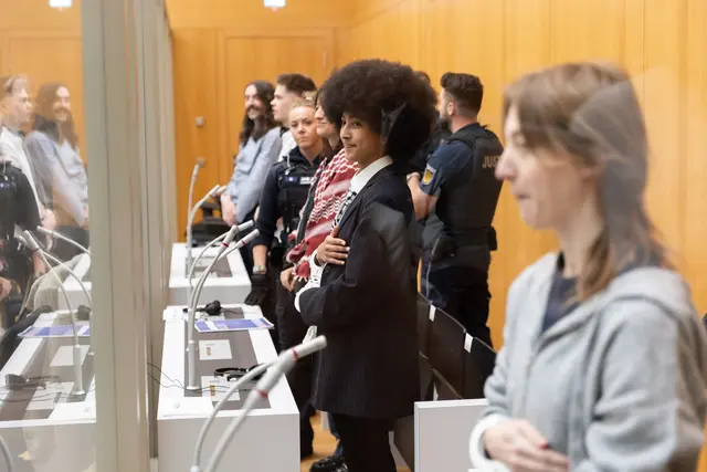 Auf den Plätzen der Angeklagten nahmen beim Prozessauftakt kurzzeitig auch die Rechtsanwälte Platz. (Archivfoto) | Foto: Julian Rettig/dpa