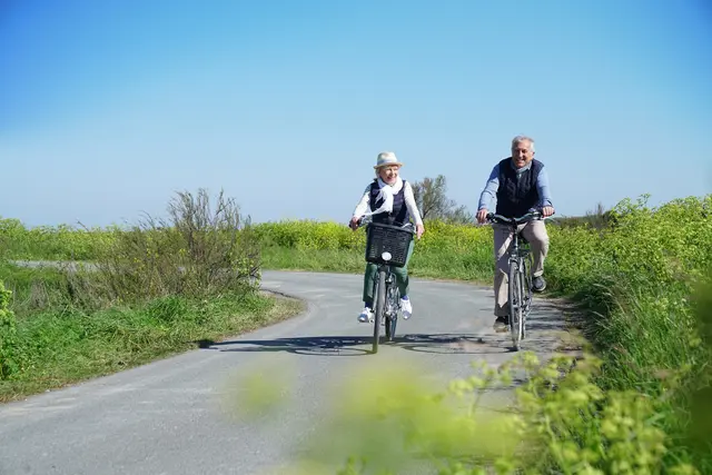 Für eine gemeinsame Radtour lohnt sich vorab ein Blick auf Wetterlage und Startzeit. | Foto: goodluz/stock.adobe.com