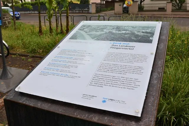 Wer am Landauer Zoo unterwegs ist, kann an einer neuen Tafel die Geschichte des Fliegerviertels nachlesen | Foto: Stadt Landau