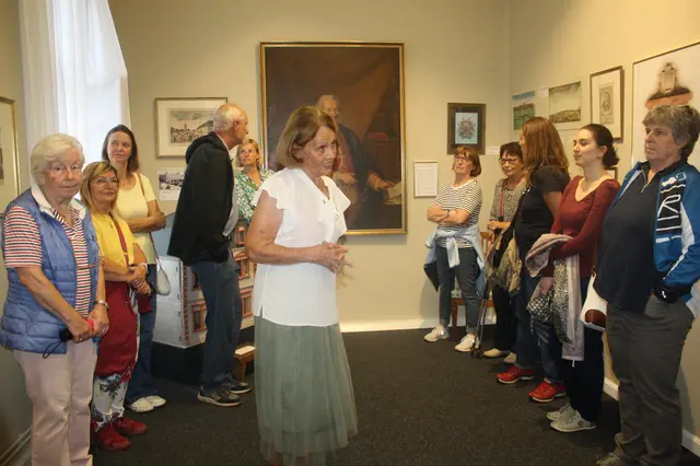 Margot Friedrich Mitte (weiße Bluse) wird beim Museumstag wieder durch die Dauerausstellung führen.
 | Foto: Hannelore Schäfer