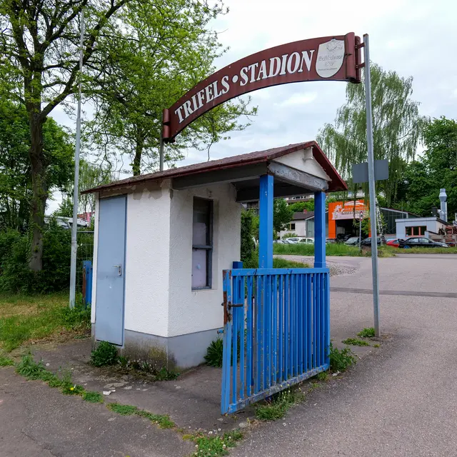 Auch der Eingangsbereich des Trifels Stadions in Annweiler hat bereits bessere Zeiten erlebt. Für die Sportstätte stehen notwendige Sanierungen und Investitionen weiter im Raum. | Foto: Erik Stegner