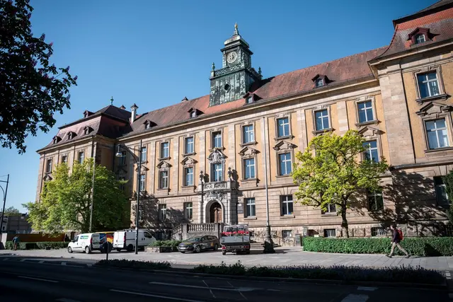Der Angeklagte soll in Bayern einen Überfall und in Baden-Württemberg einen Einbruch begangen haben. (Symbolbild)  | Foto: Daniel Vogl/dpa