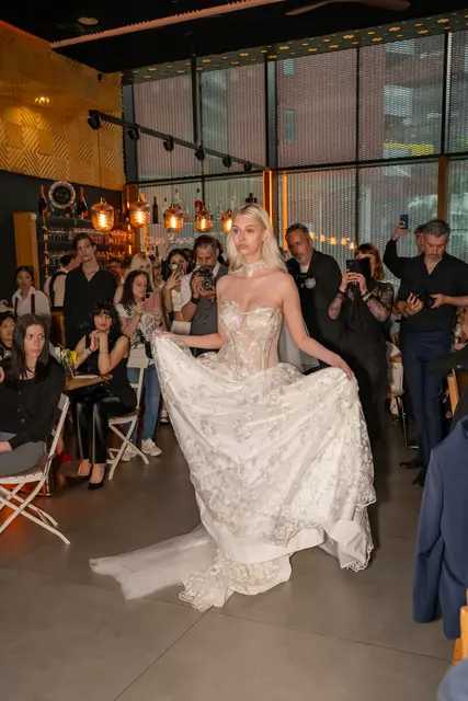 Die Hamburger Modelschönheit Katharina Jordan ist ein Fixstern auf den internationalen Modewochen. Hier präsentiert sie Mode von Julia Lara König. | Foto: Albert Stern