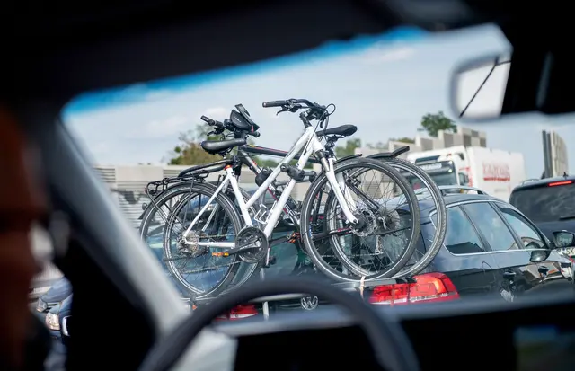 Die Fahrräder müssen mit? Heckträger sind meist mit wenigen Handgriffen montiert. | Foto: dpa
