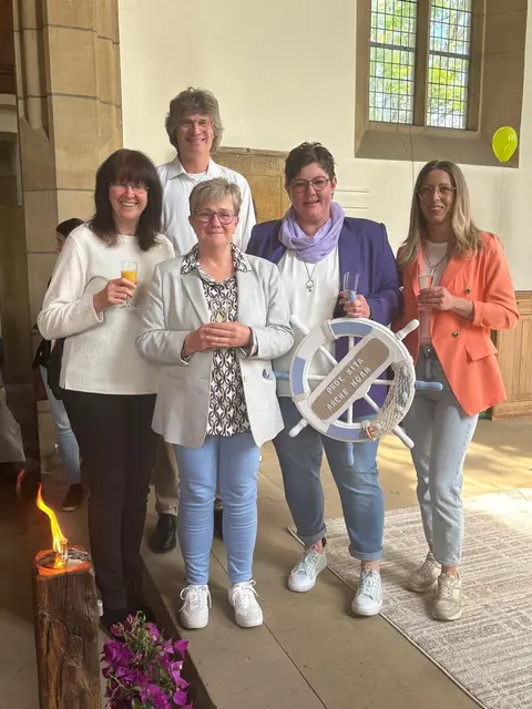 Hiltrud Wickertsheim wird verabschiedet
v.l. Karin Wänke, Ortsbürgermeisterin Alsenz, Hiltrud Wickertsheim, die neue Chefin Simone Paul-Bernhard und Madleine Maurer (Stellvertreterin) 
hinten: Pfarrer Andreas Echternkamp  | Foto: Kita Alsenz 