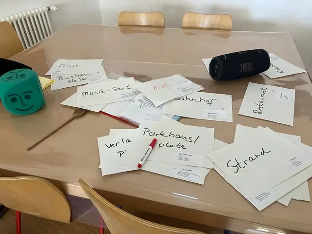 Aus verschiedenen Themen/Alltagssituationen konnten sich die Schülerinnen und Schüler aussuchen, worüber sie miteinander sprechen wollten, um dies dann in kurzen Szenen darzustellen. | Foto: Gilbert Bürk