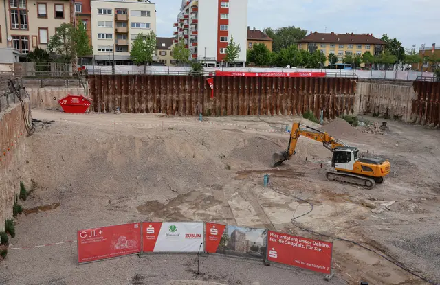 Auf dem ehemaligen Kaufhofgelände ist eine neue Baustelle: Nach dem Spatenstich beginnen nun die vorbereitenden Arbeiten für den Neubau des Verwaltungsgebäudes der Sparkasse | Foto: Stadt Landau