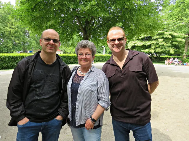 Karin Bandomir (Wochenblattreporterin) mit ihren Söhnen Markus und Kai | Foto: Brigitte Melder