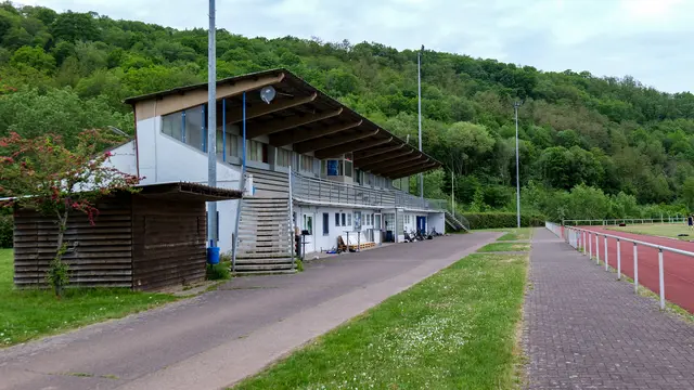 Die Tribüne und die Sportanlagen im Trifels Stadion in Annweiler gelten als in die Jahre gekommen und sanierungsbedürftig. Trotz Aufnahme in die Prioritätenliste des Landkreises ist eine zeitnahe Umsetzung der Maßnahmen derzeit nicht absehbar. | Foto: Erik Stegner