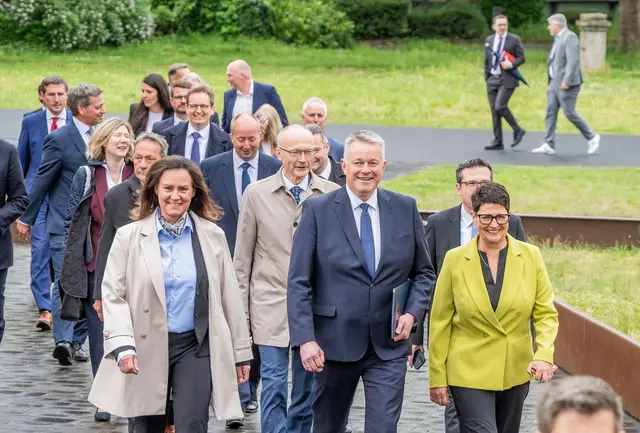 Der designierte Ministerpräsident Gordon Schnieder und sein CDU-Team auf dem Weg zur Vorstellung.  | Foto: Andreas Arnold/dpa